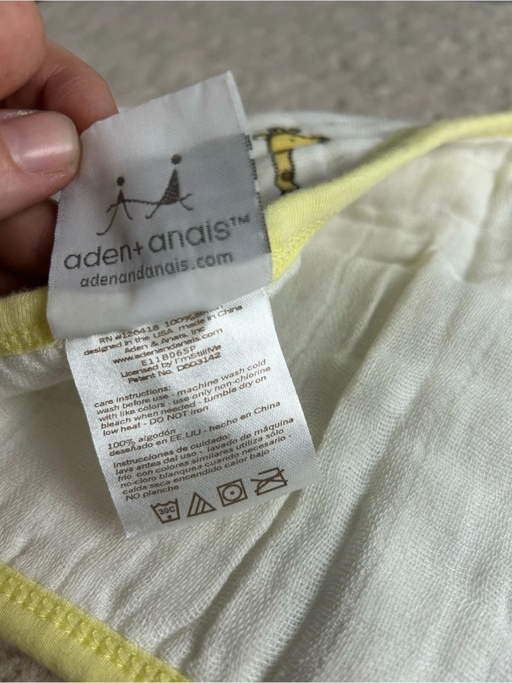Aden + Anais Burpy Bib & Swaddle Love Book Yellow White Giraffe Print